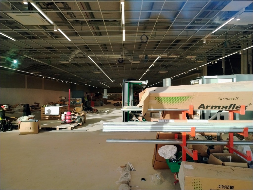 Almost three new stores open in the North West each day but four are&nbsp;closing