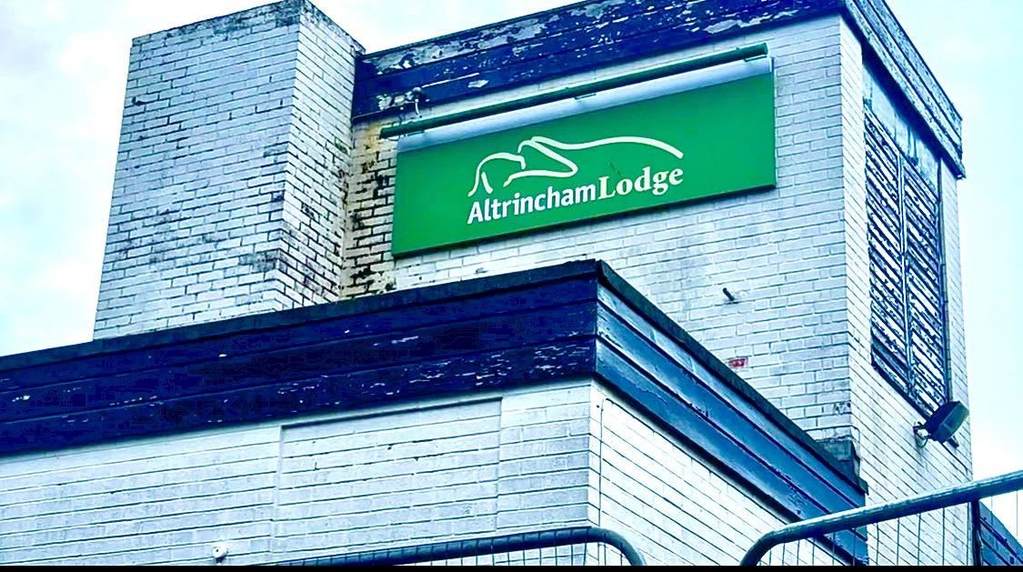 Pelican Pub Owners Face Pressure to Demolish Altrincham Lodge